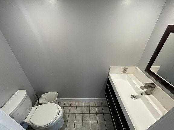 5th image of 2053 Barry Ave
