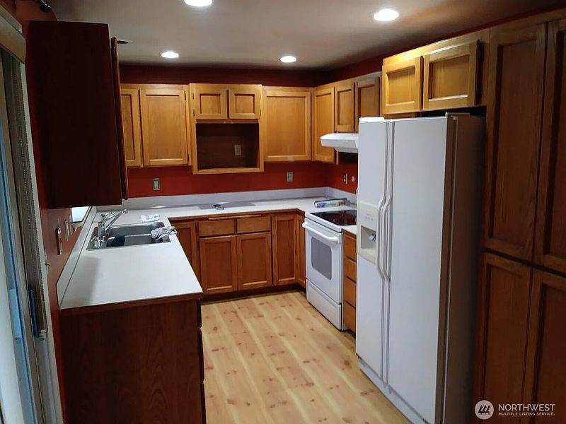 4th image of 23504 58th Avenue W