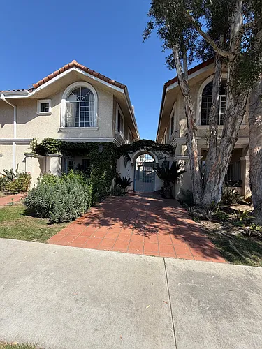 800 N June St Photo 1