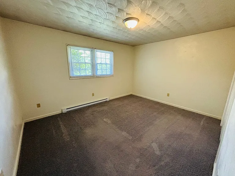 2 Bedroom, 1 Bath Apartment — Photo 11