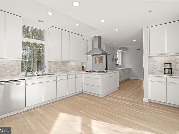 4th image of 3730 Fordham Rd NW
