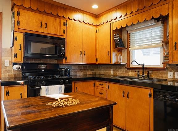 3rd image of 1343 E McKinley Ave