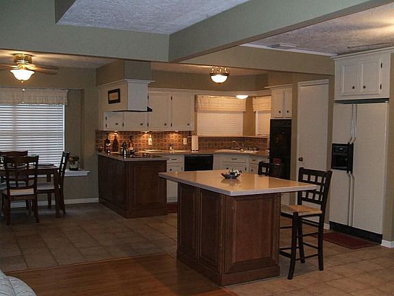 Beautiful Kitchen with Large Island
