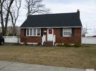 259 Tyrconnell Ave, Massapequa Park, NY 11762