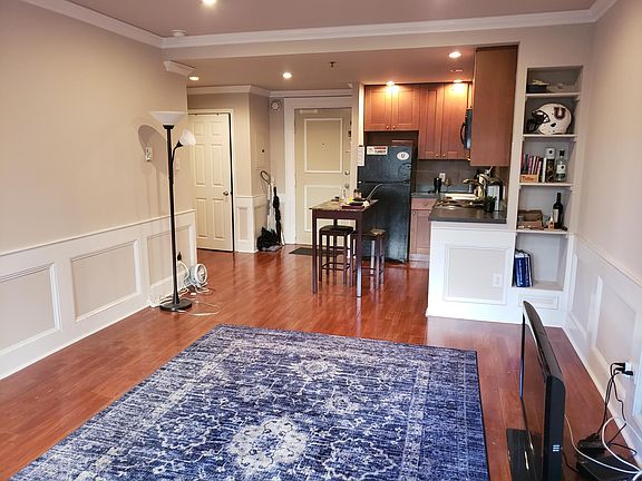 4th image of 1324 Locust St Lbby 2