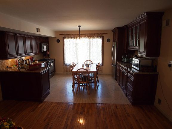 4th image of 28 Fawn Ln