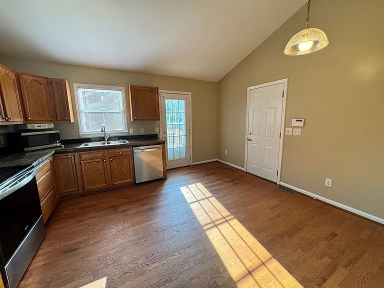 155 Lorraine Dr — Photo 6