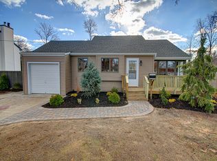 40 Canterbury Ln, North Babylon, NY 11703