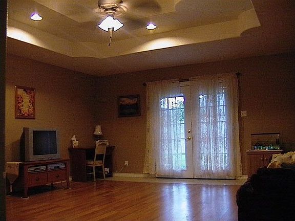 3rd image of 1722 Iris Dr