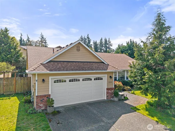 1210 215th Place SW, Lynnwood, WA 98036
