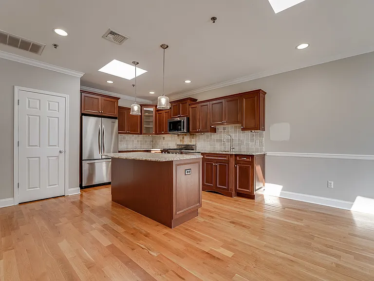 211 Madison St #4 — Photo 2