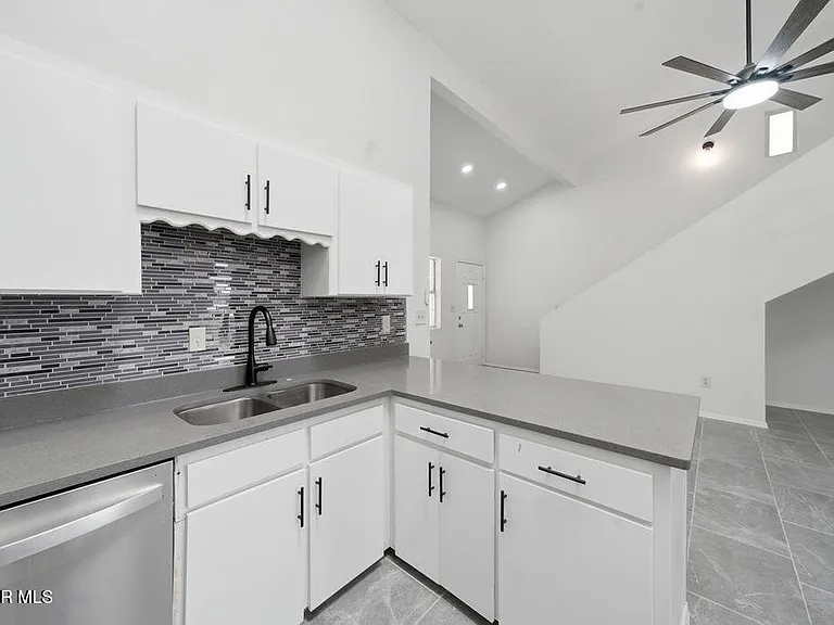 821 Los Lagos Way #A — Photo 9