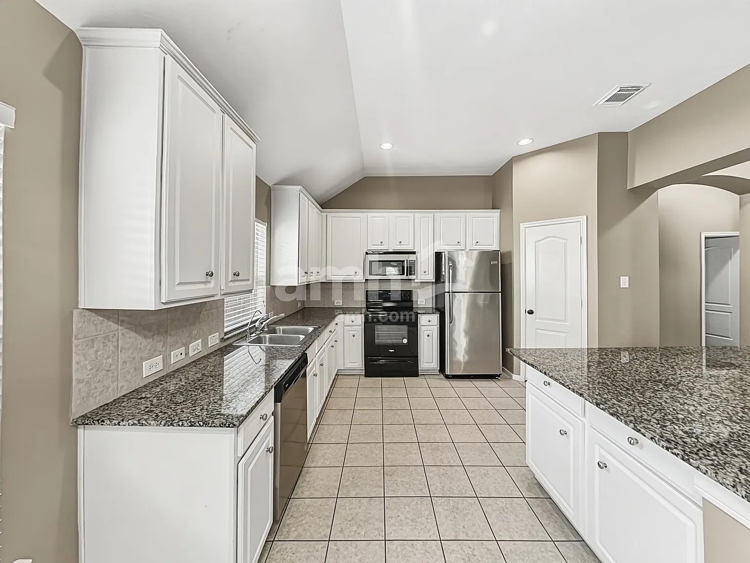 4 bed, 2.0 bath, 2750 sqft, $2,520 — Photo 3