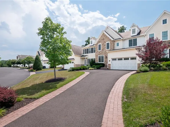 1970 Carriage Knoll Dr, Bethlehem, PA 18015