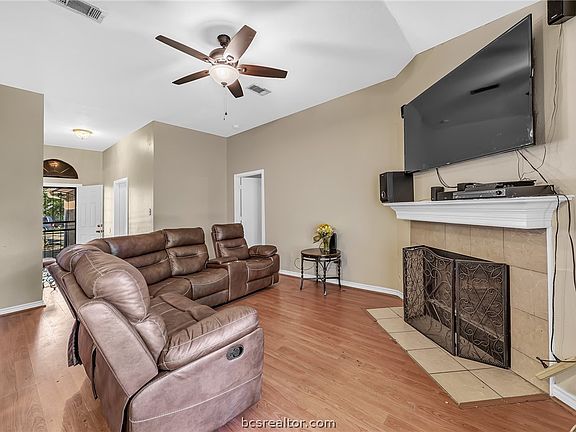 3rd image of 221 Copper Falls Dr