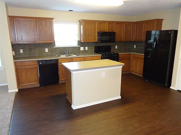 4th image of 3201 Silver Creek Dr