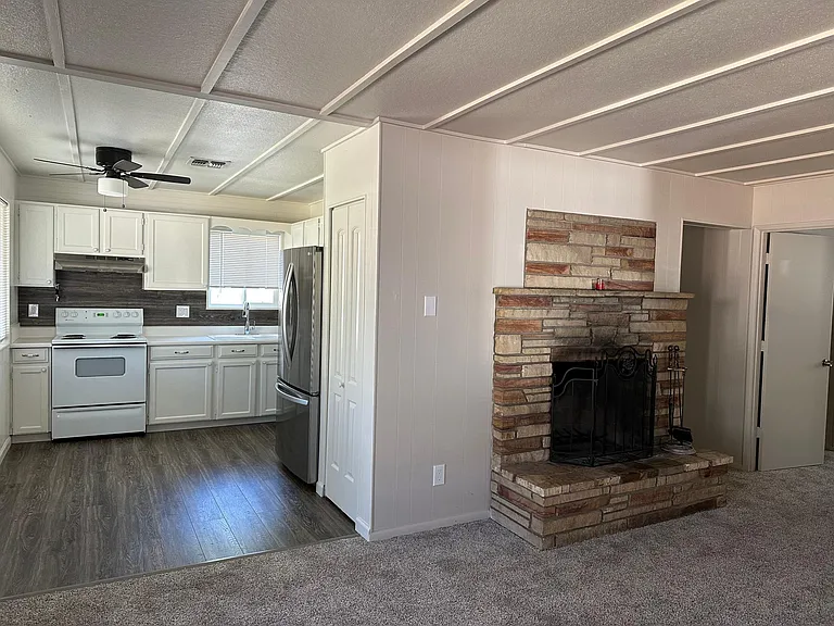 711 W Colt Dr — Photo 8