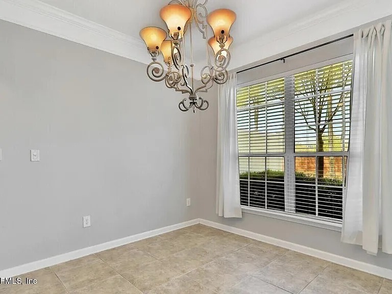 11225 N Castlemain Cir — Photo 10