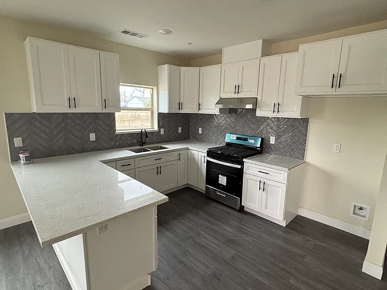 700 S Dayton St — Photo 4