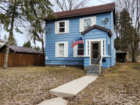 725 Carrie St, Sault Sainte Marie, MI 49783