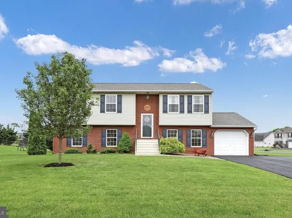 852 Bristol Dr, Greencastle, PA 17225