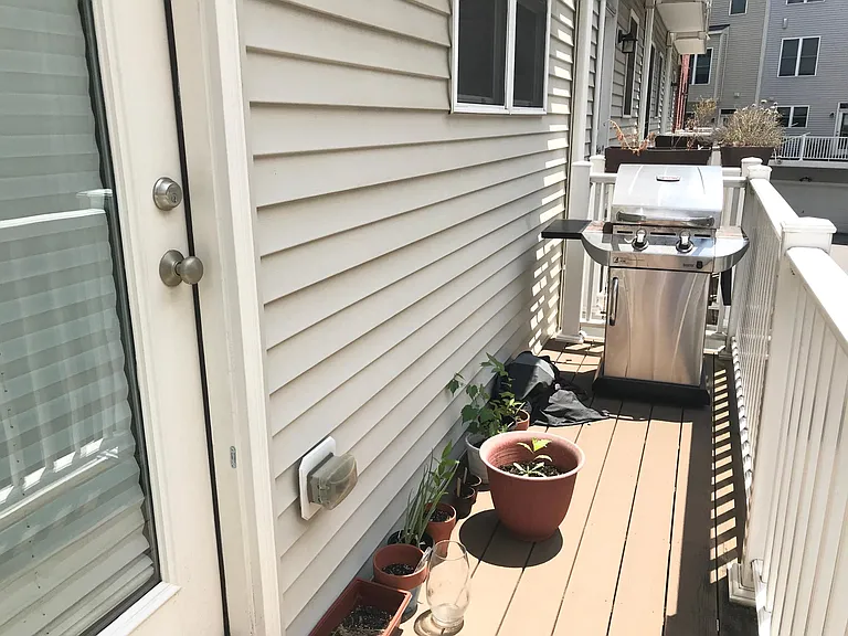 635 Regent Pl NE — Photo 8