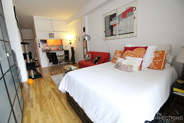 Rented by City Connections Realty | media 3