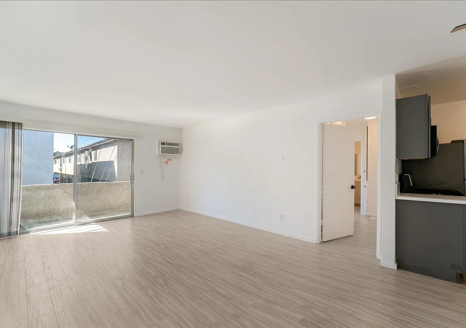 Beautiful Culver City Apartment! — Photo 2