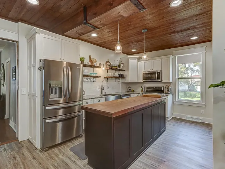 511 W Wisconsin St — Photo 17