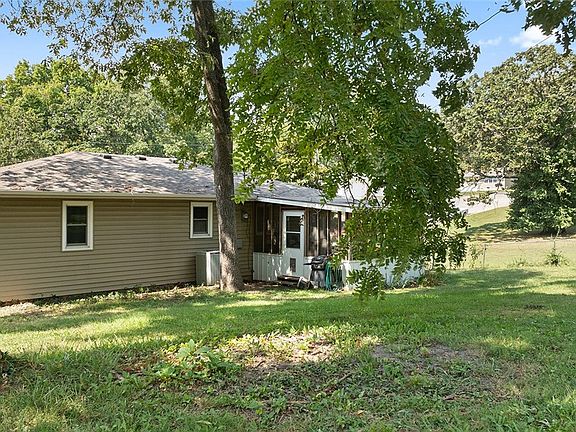 3rd image of 1421 Oakhill Dr