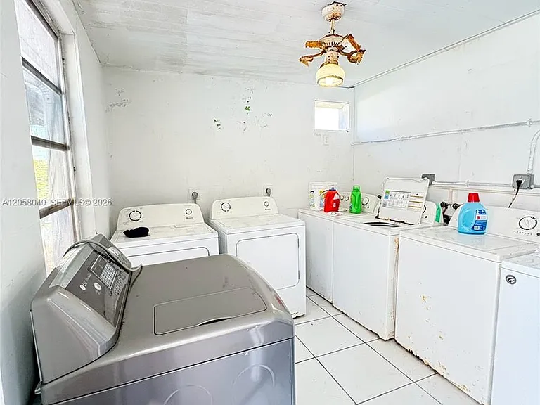 1919 Thomas St #2 — Photo 7