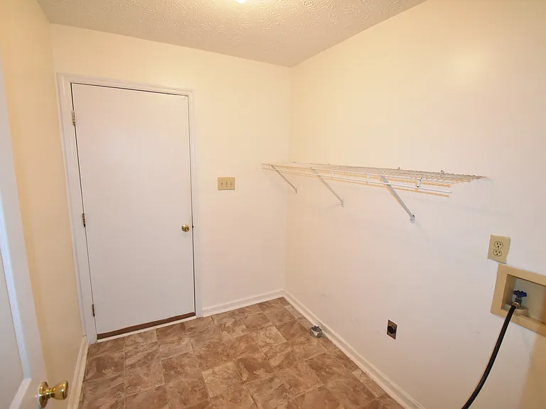 121 Sprucepine Dr — Photo 8