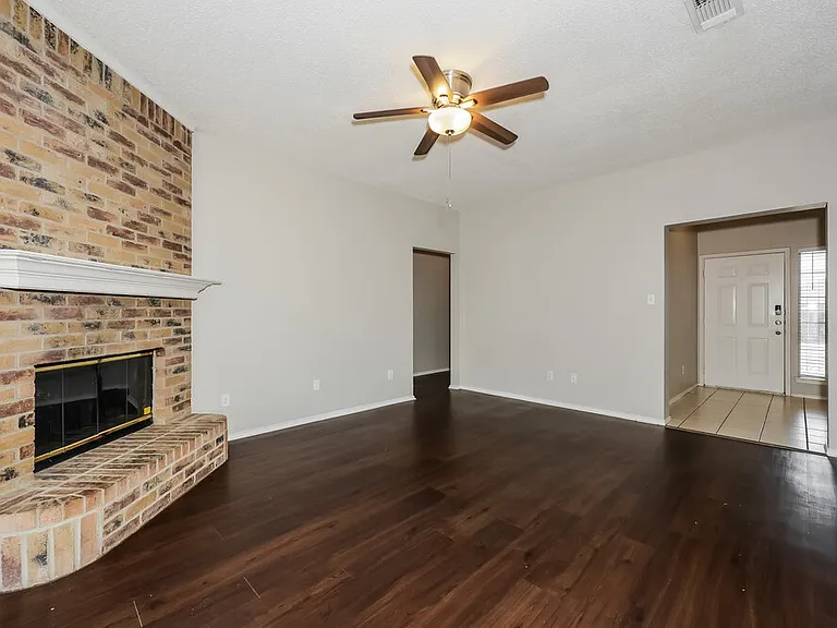 1040 Glencrest Dr — Photo 4