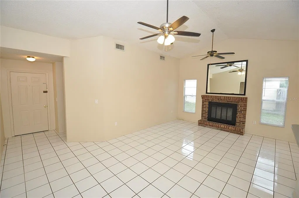 2 bed, 2.0 bath, 905 sqft, $1,495 — Photo 3
