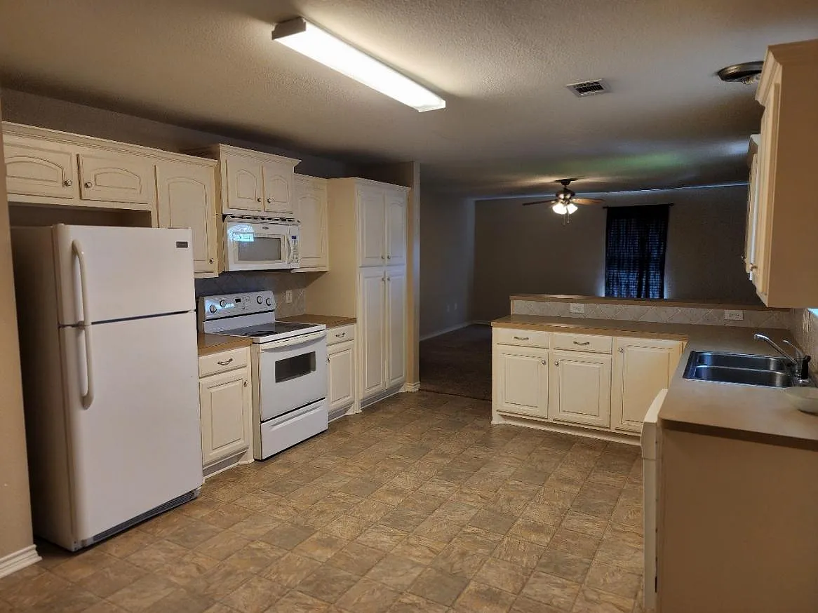 2 bed, 1074 sqft, $1,300 — Photo 1