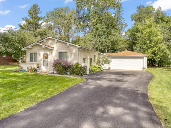 32414 Pembroke St, Livonia, MI 48152