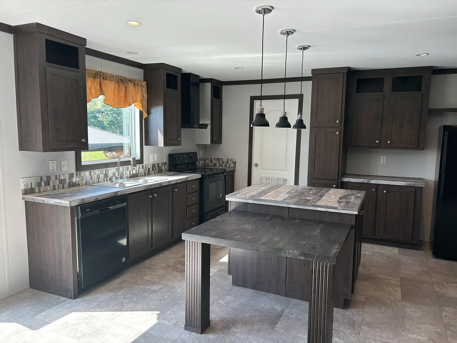 4 bed, 1792 sqft, $2,400 — Photo 3