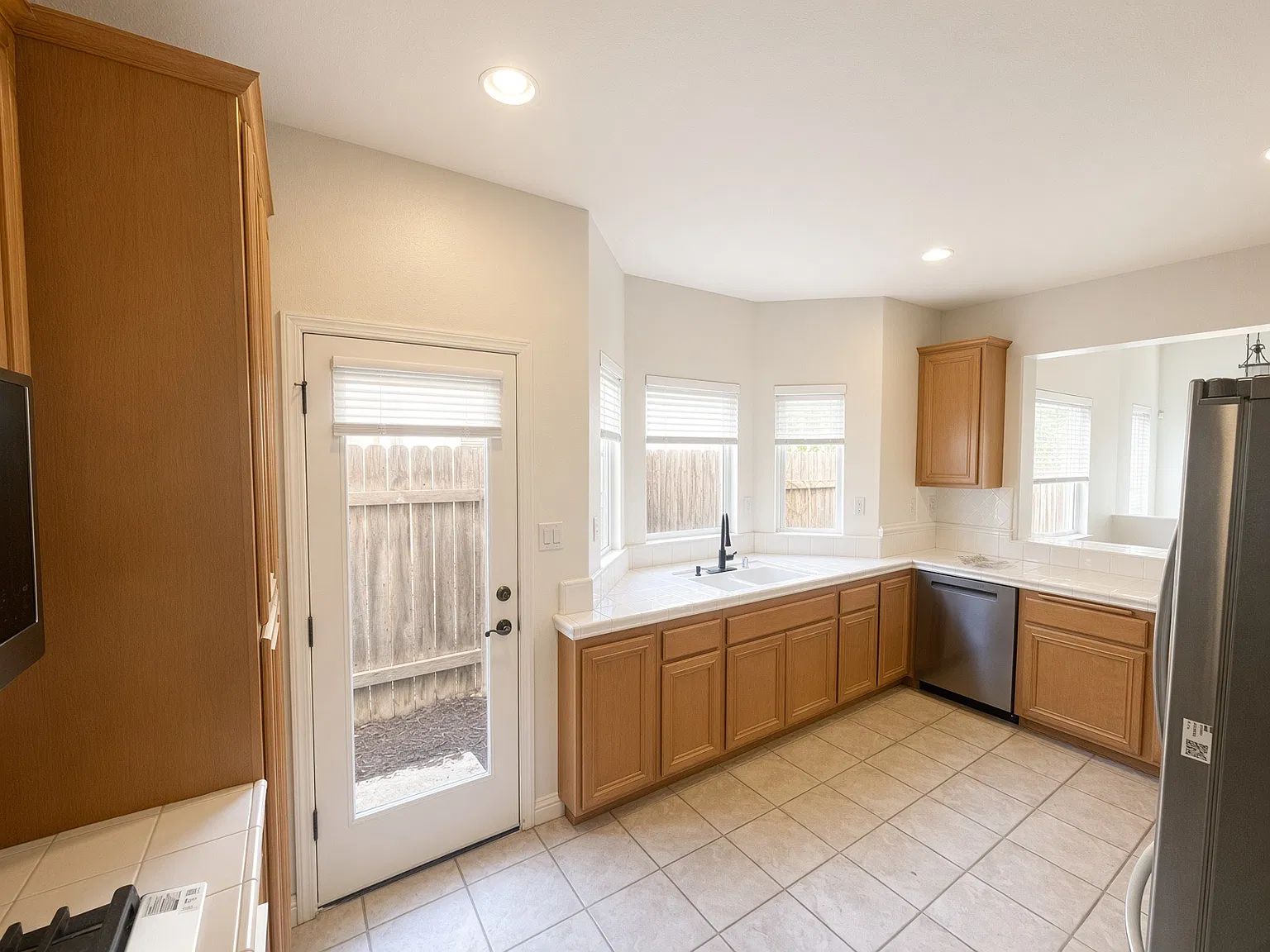 3 bed, 2.5 bath, 1715 sqft, $3,950 — Photo 4