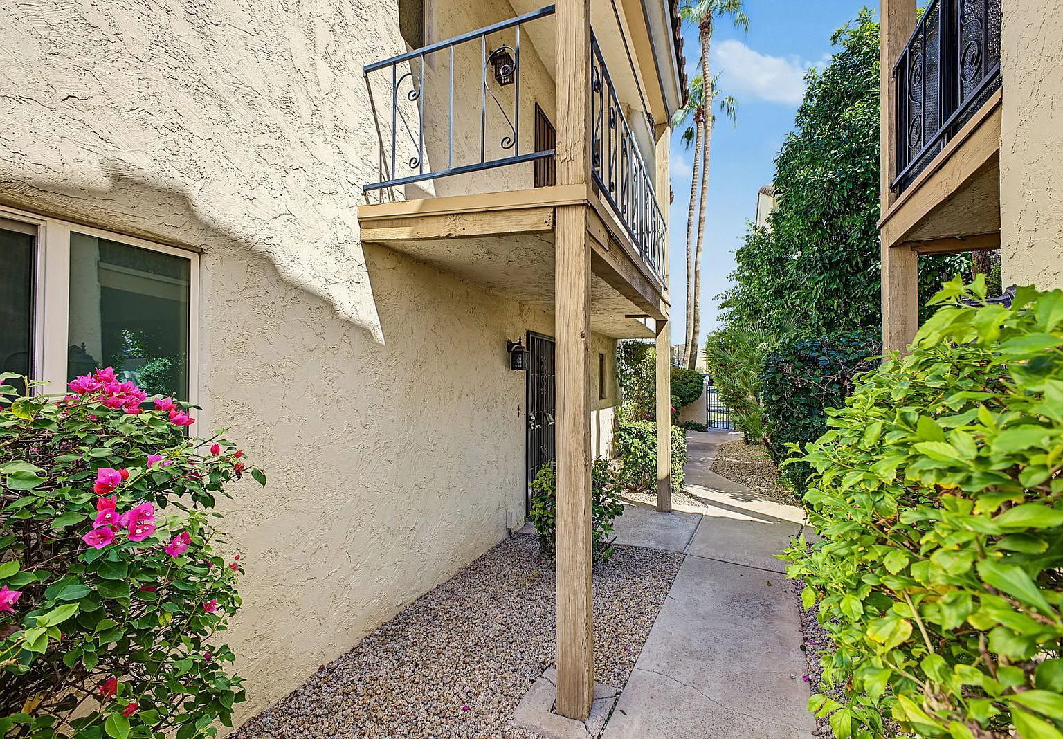 2 bed, 1.5 bath, 1114 sqft, $2,300 — Photo 2