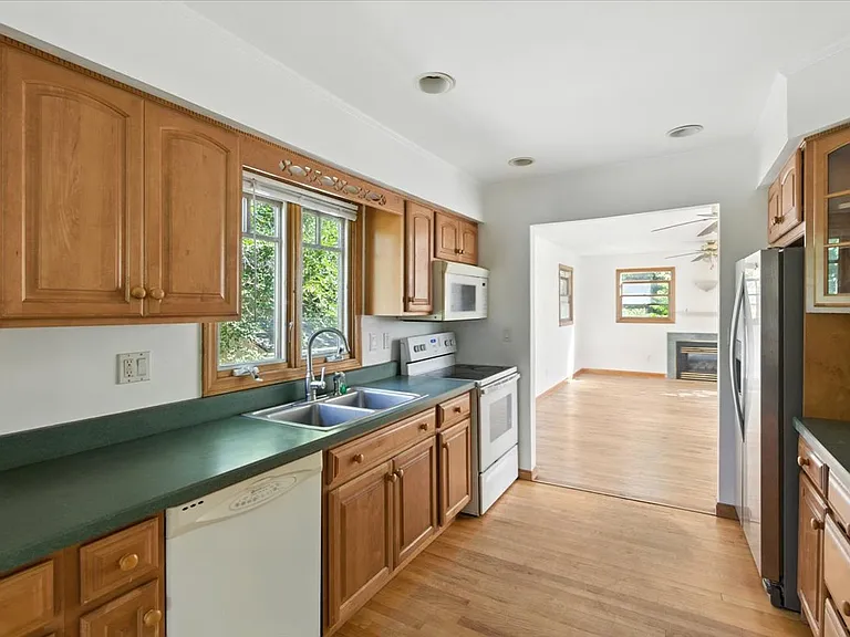 18 Maplewood Dr — Photo 16