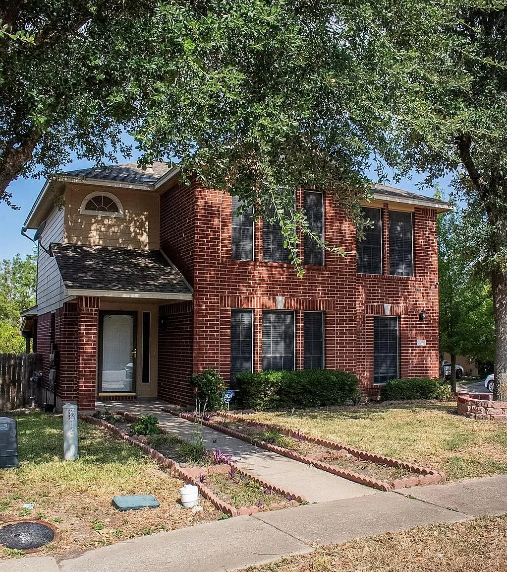 3 bed, 2.5 bath, 1455 sqft, $2,300 — Photo 1