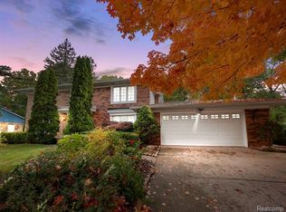 317 Longford Dr, Rochester Hills, MI 48309