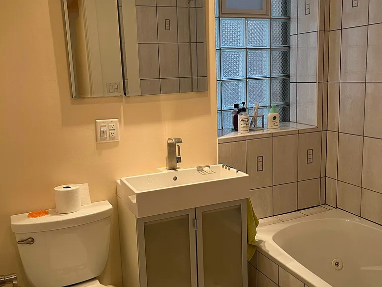 1024 E 52nd St #1 — Photo 15