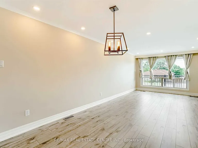 3385 Ellengale Dr #UPPER — Photo 8