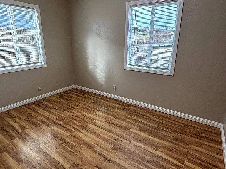 4368 Lewis Ave — Photo 12
