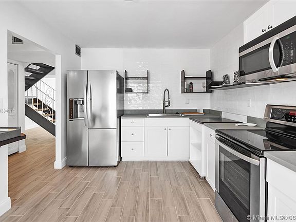 3rd image of 2609 NE 10th St