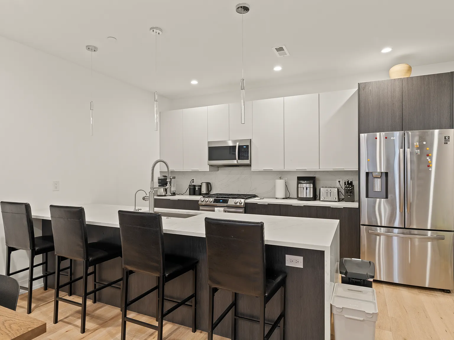 5 bed, 3.5 bath, 2300 sqft, $3,900 — Photo 3