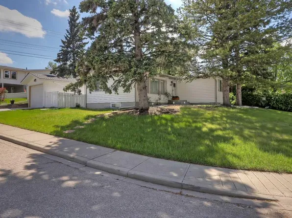 185 N Springwood Dr SW, Calgary, AB T2W 0L2