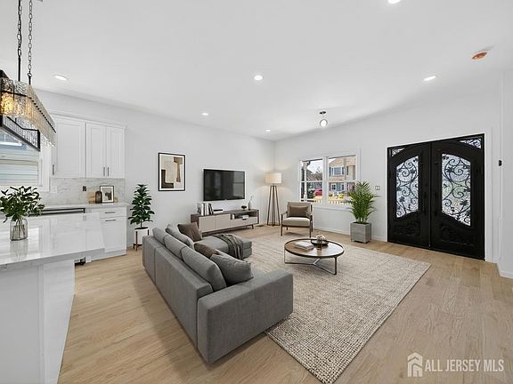 3rd image of 66 Henry St