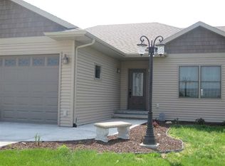 1127 Pelican Dr, Kalona, IA 52247